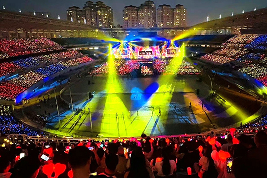 PG国际300㎡透明屏和190000根荧光棒“点燃”周杰伦呼和浩特演唱会！