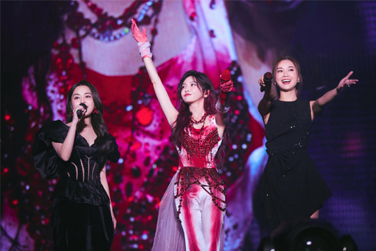 拾光启航！PG国际LED屏助力于文文深圳演唱会打造极致光影盛宴！